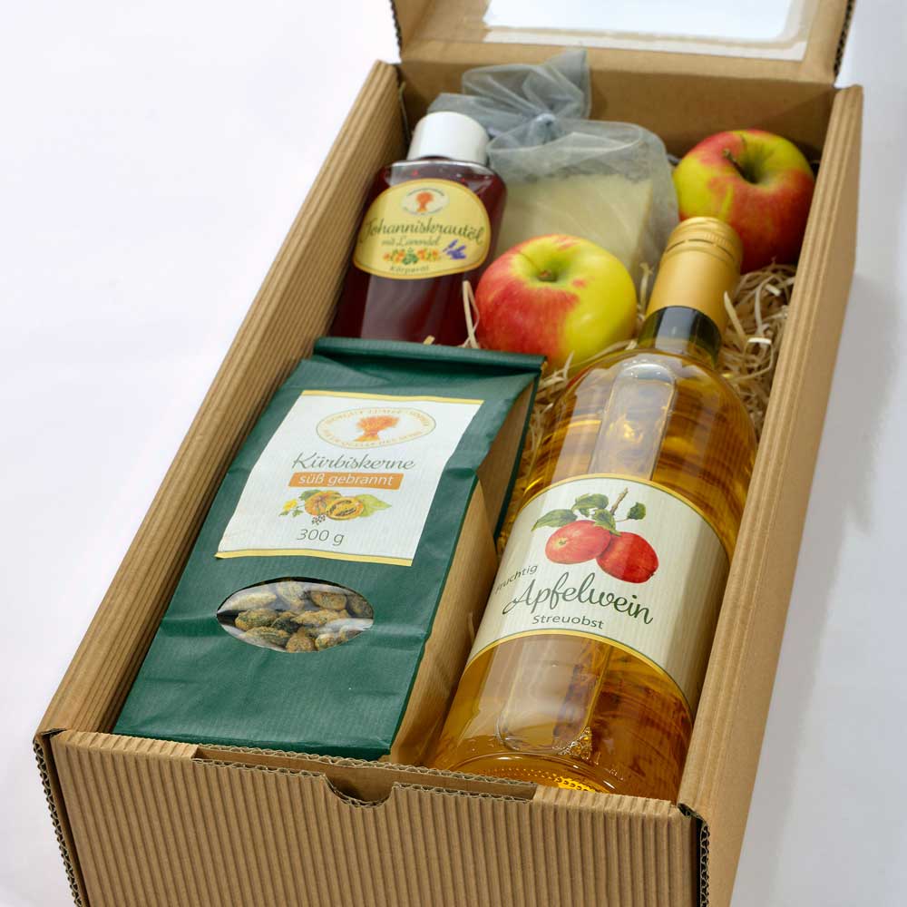 Geschenkkorb Auszeit mit Lavendelseife, Johanniskrautöl, Apfelwein und süßen Kernen